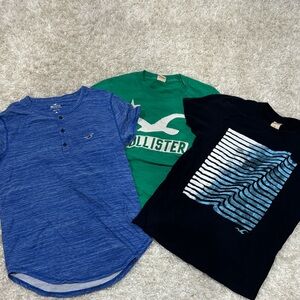 Hollister Juniors Short Sleeve Tees in Blue, Green, and Black. Set of 3